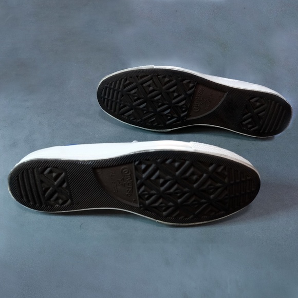 Comme des Garçons PLAY Chuck Taylors - Picture 7 of 8